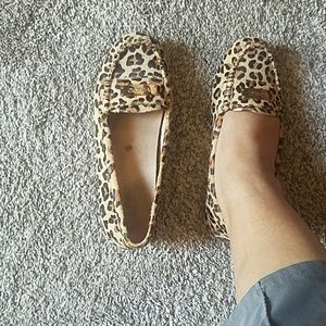 Cute leopard vionic shoes.
